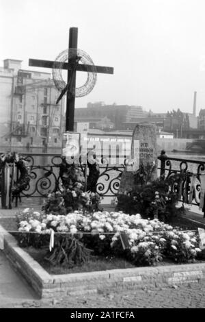 Gedenkstätte für einen unbekannten Flüchtling aus der DDR am Kiehlufer a Berlino, Deutschland 1962. Memorial per il rifugiato sconosciuto dalla RDT a Kiehlufer street a Berlino, Germania 1962. Foto Stock