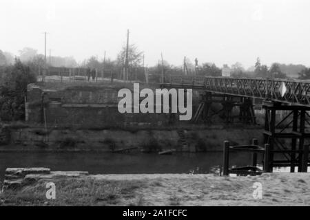 Grenze des amerikanischen Sektors un einem Kanal a Berlino, Deutschland 1962. Confine del settore americano da un canale a Berlino, Germania 1962. Foto Stock