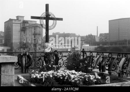 Gedenkstätte für einen unbekannten Flüchtling aus der DDR am Kiehlufer a Berlino, Deutschland 1962. Memorial per il rifugiato sconosciuto dalla RDT a Kiehlufer street a Berlino, Germania 1962. Foto Stock