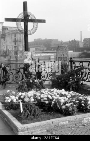 Gedenkstätte für einen unbekannten Flüchtling aus der DDR am Kiehlufer a Berlino, Deutschland 1962. Memorial per il rifugiato sconosciuto dalla RDT a Kiehlufer street a Berlino, Germania 1962. Foto Stock