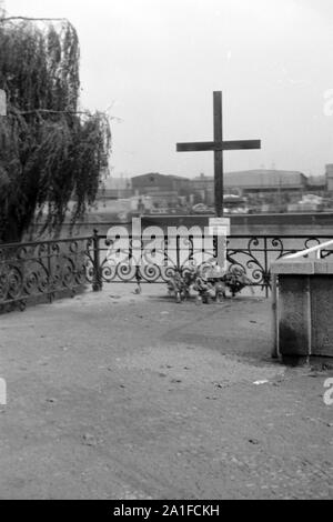 Gedenkstätte für einen unbekannten Flüchtling aus der DDR am Kiehlufer a Berlino, Deutschland 1962. Memorial per il rifugiato sconosciuto dalla RDT a Kiehlufer street a Berlino, Germania 1962. Foto Stock