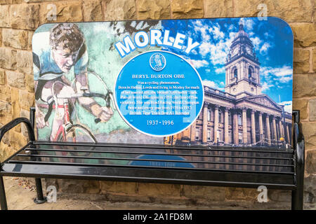 Un banco per la commemorazione del famoso ciclista Beryl Burton a Morely, Leeds, West Yorkshire Regno Unito Foto Stock