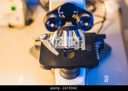 Microscopio ottico con quattro diverse lenti dell'obiettivo. Foto Stock