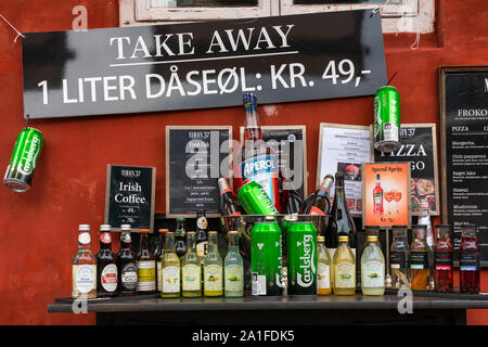 Colorato bar lungo un canale nel quartiere di Nyhavn di Copenhagen, Danimarca. Foto Stock