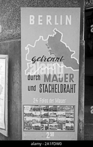 Ein Souvenir- und Andenkenladen bietet eine Fotoserie vom durch Mauer und Stacheldraht getrennten Berlino un, Deutschland 1962. Offerta presso un negozio di souvenir a Berlino, Germania 1962. Foto Stock