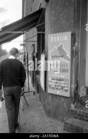 Turismo una einem Souvenir- und Andenkenladen a Berlino, Deutschland 1962. Tourist presso un negozio di souvenir a Berlino, Germania 1962. Foto Stock