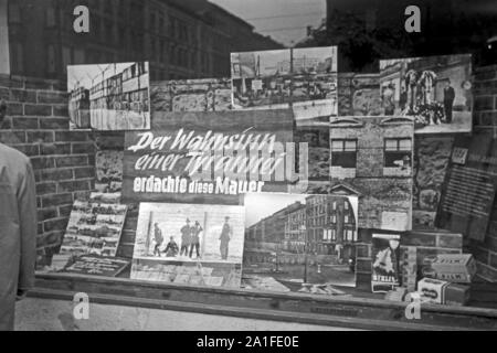 Schaufensterdekoration 'Der Wahnsinn einer Tyrannei erdachte diese Mauer' in einem Souvenirladen a Berlino, Deutschland 1962. Vetrina decorazione presso un negozio di souvenir a Berlino, Germania 1962. Foto Stock