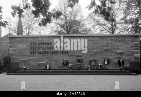 Gedenkstätte für die Opfer der Hitlerdiktatur der Jahre 1933 bis 1945 auf einem Friedhof a Berlino, Deutschland 1962. Parete memoriale per le vittime della dittatura hitleriana tra il 1933 un 1945 in un cimitero di Berlino, Germania 1962. Foto Stock