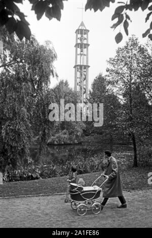 Park mit dem Kirchturm der Kaiser-Friedrich-Gedächtniskirche Hansaviertel im a Berlino, Deutschland 1962. Giardino pubblico con il campanile del Kaiser Friedrich Memorial Church a Hansa Quartier Berlino, Germania 1962. Foto Stock