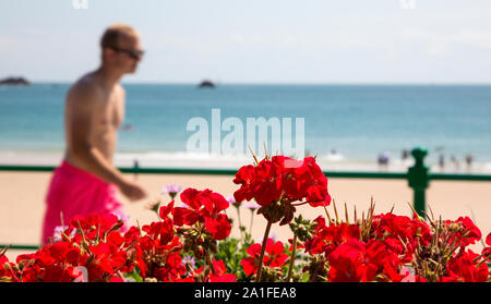 Una vista del mare dal colorato Winston Churchill Memorial Gardens at St Brelades, Jersey, Isole del Canale Foto Stock