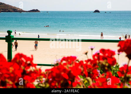 Una vista del mare dal colorato Winston Churchill Memorial Gardens at St Brelades, Jersey, Isole del Canale Foto Stock