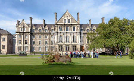 I laureati Memorial Building attraverso Piazza della libreria al Trinity College di Dublino in una giornata di sole Foto Stock