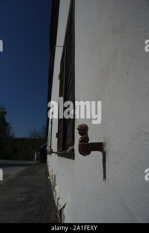 Windows fotografato dal di fuori hanno sempre servito persone utili a portare la luce e aria fresca all'interno dell'edificio Foto Stock
