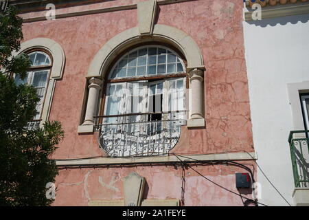 Windows fotografato dal di fuori hanno sempre servito persone utili a portare la luce e aria fresca all'interno dell'edificio Foto Stock