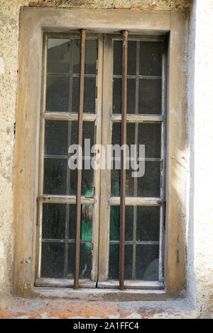 Windows fotografato dal di fuori hanno sempre servito persone utili a portare la luce e aria fresca all'interno dell'edificio Foto Stock