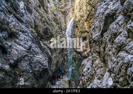 Wasserfall in der Höllentalklamm bei Grainau, Garmisch-Partenkirchen, Oberbayern, Bayern, Deutschland | cascata a Höllentalklamm gorge in Graina Foto Stock