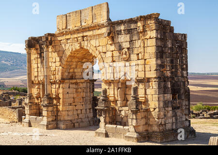 L'arco trionfale dedicato all'imperatore Caracalla al terzo secolo rovine di Volubilis marocco Foto Stock