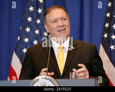 New York, Stati Uniti. 26 Sep, 2019. Stati Uniti Il segretario di Stato Mike Pompeo parla nel corso di una conferenza stampa presso il Palace Hotel Hotel in New York City di giovedì, 26 settembre 2019 a New York City. Pompeo discussi in recenti conclusioni della Siria uso di armi chimiche in attacchi contro il Uighers. Foto di Monika Graff/UPI Credito: UPI/Alamy Live News Foto Stock