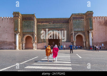 Bab Mansour laleuj meknes gateway iconica noto per le sue decorazioni geometriche, iscrizioni devozionali e colonne di marmo. Bab El Mansour Gate Foto Stock