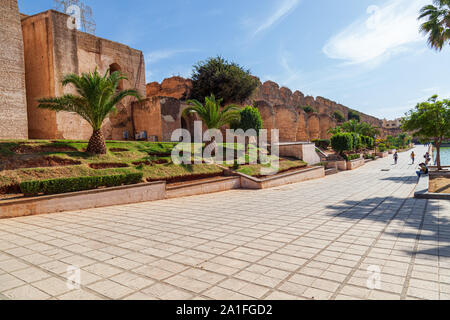 Heri es-Souani parete con grandi contrafforti. Era un antico maestro architettonico pezzo e servita come granaio e maneggio. Meknes, Marocco Foto Stock