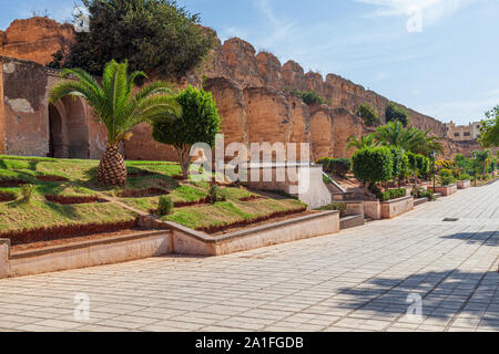 Heri es-Souani parete con grandi contrafforti. Era un antico maestro architettonico pezzo e servita come granaio e maneggio. Meknes, Marocco Foto Stock