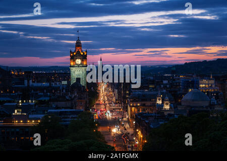 La torre campanaria di Edimburgo durante il crepuscolo - poco dopo il tramonto Foto Stock