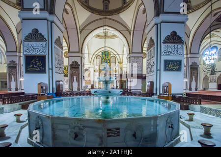 Una vista interna della Grande Moschea. Essi visitano Ulu Cami, la più grande moschea di Bursa, Agosto 4, 2019, Bursa, Turchia Foto Stock