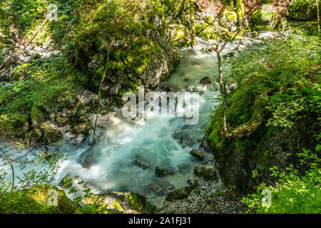 Der Hammersbach im Höllental bei Grainau, Garmisch-Partenkirchen, Oberbayern, Bayern, Deutschland | Hammersbach fiume a Höllental Valley vicino a Foto Stock