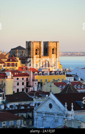 Il centro storico (Baixa) e l'Motherchurch al crepuscolo. Lisbona, Portogallo Foto Stock