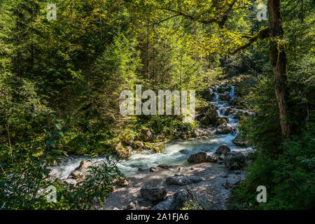 Der Hammersbach im Höllental bei Grainau, Garmisch-Partenkirchen, Oberbayern, Bayern, Deutschland | Hammersbach fiume a Höllental Valley vicino a Foto Stock