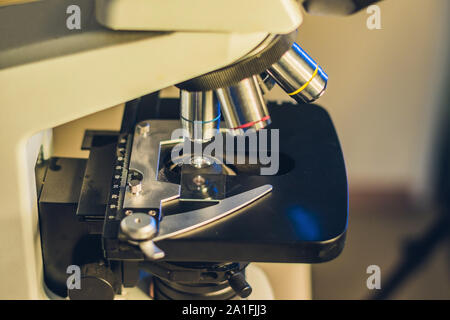 Microscopio ottico con quattro diverse lenti dell'obiettivo. Foto Stock