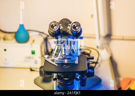 Microscopio ottico con quattro diverse lenti dell'obiettivo. Foto Stock