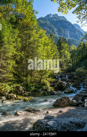 Der Hammersbach im Höllental bei Grainau, Garmisch-Partenkirchen, Oberbayern, Bayern, Deutschland | Hammersbach fiume a Höllental Valley vicino a Foto Stock