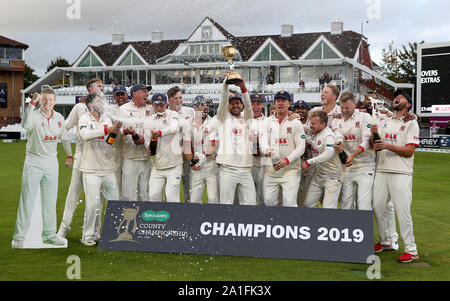 Essex Ryan dieci Doeschate celebra con il trofeo dopo la Specsavers County Championship, Divisione uno corrisponde alla Cooper Associates County Ground, Taunton. Foto Stock