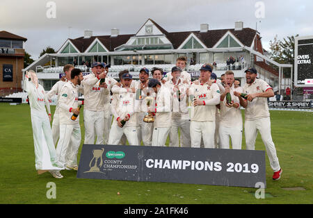 Essex Ryan dieci Doeschate celebra con il trofeo dopo la Specsavers County Championship, Divisione uno corrisponde alla Cooper Associates County Ground, Taunton. Foto Stock