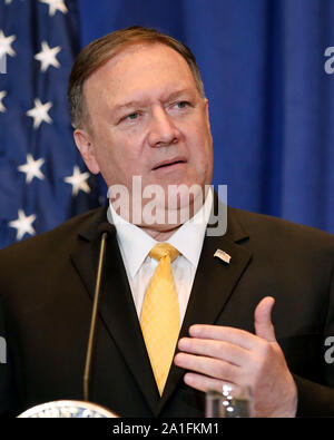New York, Stati Uniti. 26 Sep, 2019. Stati Uniti Il segretario di Stato Mike Pompeo parla nel corso di una conferenza stampa presso il Palace Hotel Hotel in New York City di giovedì, 26 settembre 2019 a New York City. Pompeo discussi in recenti conclusioni della Siria uso di armi chimiche in attacchi contro il Uighers. Foto di Monika Graff/UPI Credito: UPI/Alamy Live News Foto Stock