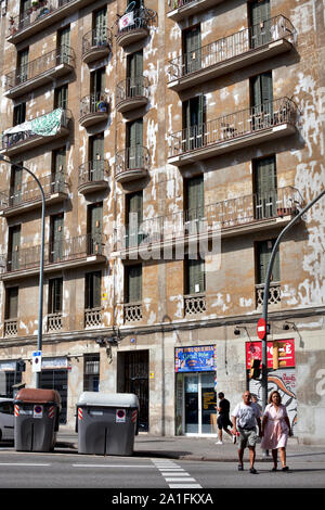 Giovane incrocio C/Aragon, Barcelona, Spagna. Foto Stock