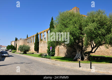 Il vecchio acquedotto del borgo murato di Serpa. Alentejo, Portogallo Foto Stock