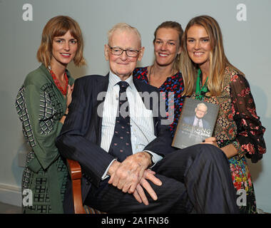 Stuart Wheeler, tenendo il suo libro e le sue tre figlie, modello Jacquetta Wheeler, 37 (sinistra), Sarah Wheeler (centro) e Charlotte Wheeler (a destra) al lancio del libro di vincere contro la probabilità: la mia vita nel gioco d'azzardo e politica da Stuart Wheeler a Carlton House Terrace, Londra. Foto Stock