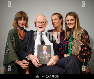 Stuart Wheeler, tenendo il suo libro e le sue tre figlie, modello Jacquetta Wheeler, 37 (sinistra), Sarah Wheeler (centro) e Charlotte Wheeler (a destra) al lancio del libro della mia vita nel gioco d'azzardo e politica da Stuart Wheeler a Carlton House Terrace, Londra. Foto Stock