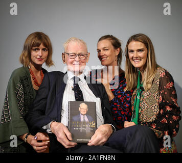 Stuart Wheeler, tenendo il suo libro e le sue tre figlie, modello Jacquetta Wheeler, 37 (sinistra), Sarah Wheeler (centro) e Charlotte Wheeler (a destra) al lancio del libro della mia vita nel gioco d'azzardo e politica da Stuart Wheeler a Carlton House Terrace, Londra. Foto Stock