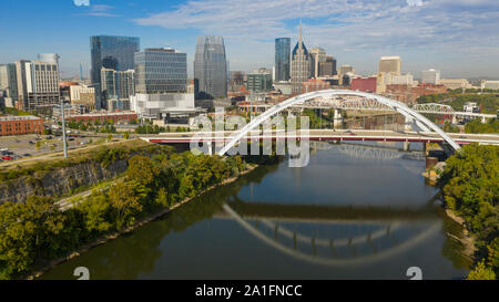 La Korean Veterans Memorial Bridge riflette nella calma Cumberland River la mattina presto in Nashville TN Foto Stock