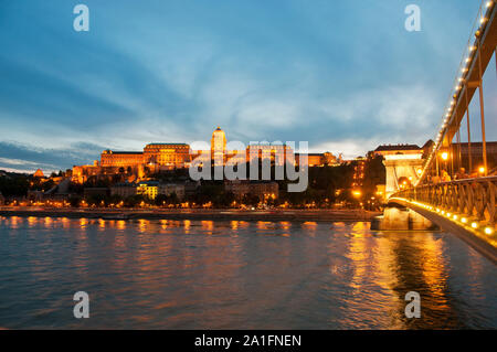 La collina del Castello (Varhegy) visto dal Ponte delle catene di Szechenyi. Budapest, Ungheria Foto Stock