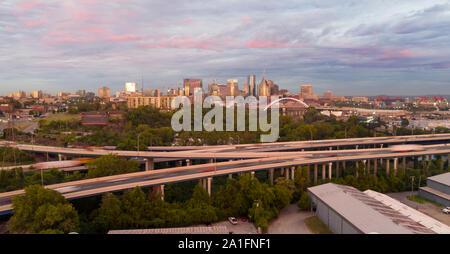 Luce rosa da alba sun riflette sulle nuvole sopra il centro cittadino di Nashville TN Foto Stock