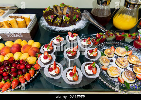 Latte dolce e bacche di dessert a buffet della colazione in un hotel. Foto Stock