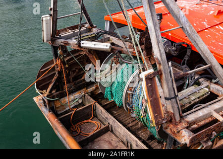 La poppa del peschereccio al porto di Looe, Cornwall, Inghilterra Foto Stock