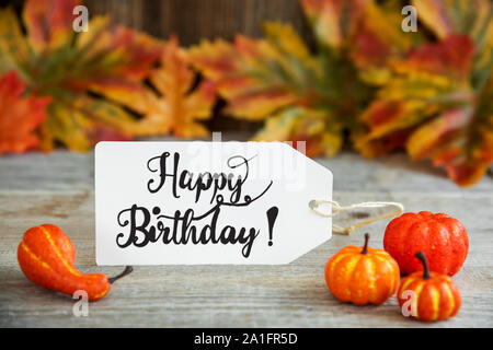 Decorazioni autunnali, foglie autunnali e aquiloni, con testo Happy Birthday  Foto stock - Alamy