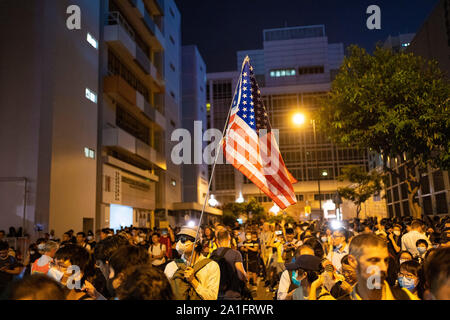 Wanchai Hong Kong. 26 Settembre, 2019. Dimostranti fuori la Queen Elizabeth Stadium il giovedì in cui Chief Executive Carrie Lam è stato in possesso di un dialogo con selezionata casualmente da rappresentanti del pubblico per alleviare i timori circa l'ora scesa anti estradizione legge. Iain Masterton/Alamy Live News. Foto Stock