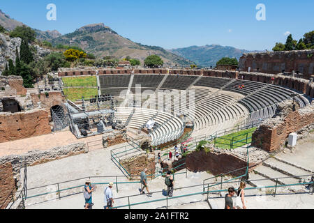 Rovine dell antico teatro Greco di Taormina, Sicilia, Italia, Europa. Foto Stock