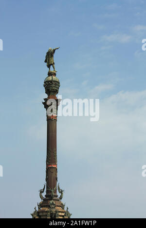 Christopher Columbus statua, nel porto di Barcellona, indicando il percorso per l'America. Foto Stock